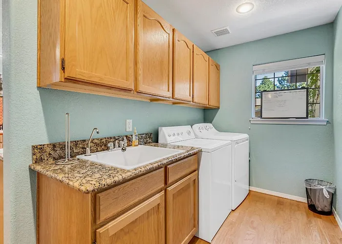 Holiday home Ace - A Hole In One Right On The Golf Course Hot Tub Mt Views Pines